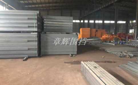 簡易圍擋在城市軌道交通系統建設中的使用壽命應該如何保障？（城市軌道交通系統中簡易圍擋的耐磨和防腐要求）