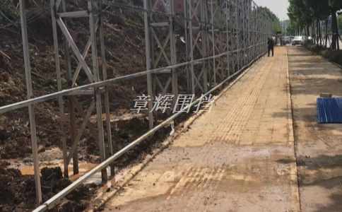 如何通過提高安裝質量和技術水平，確保簡易圍擋安裝符合相關標準和規定？（提高安裝質量確保簡易圍擋安裝符合標準）