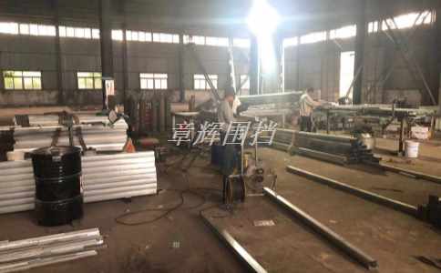 在低溫環境下，如何確保pvc圍擋的穩定性和安全性？